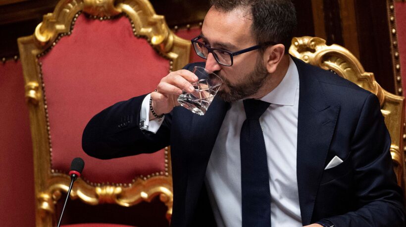 Bonafede accerchiato dai grillini per le chat