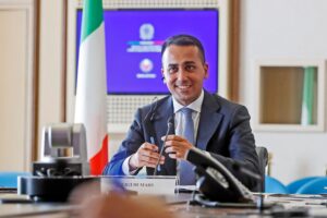 I 5 stelle dribblano il «Caracasgate» per azzuffarsi sul ritorno di Dibba
