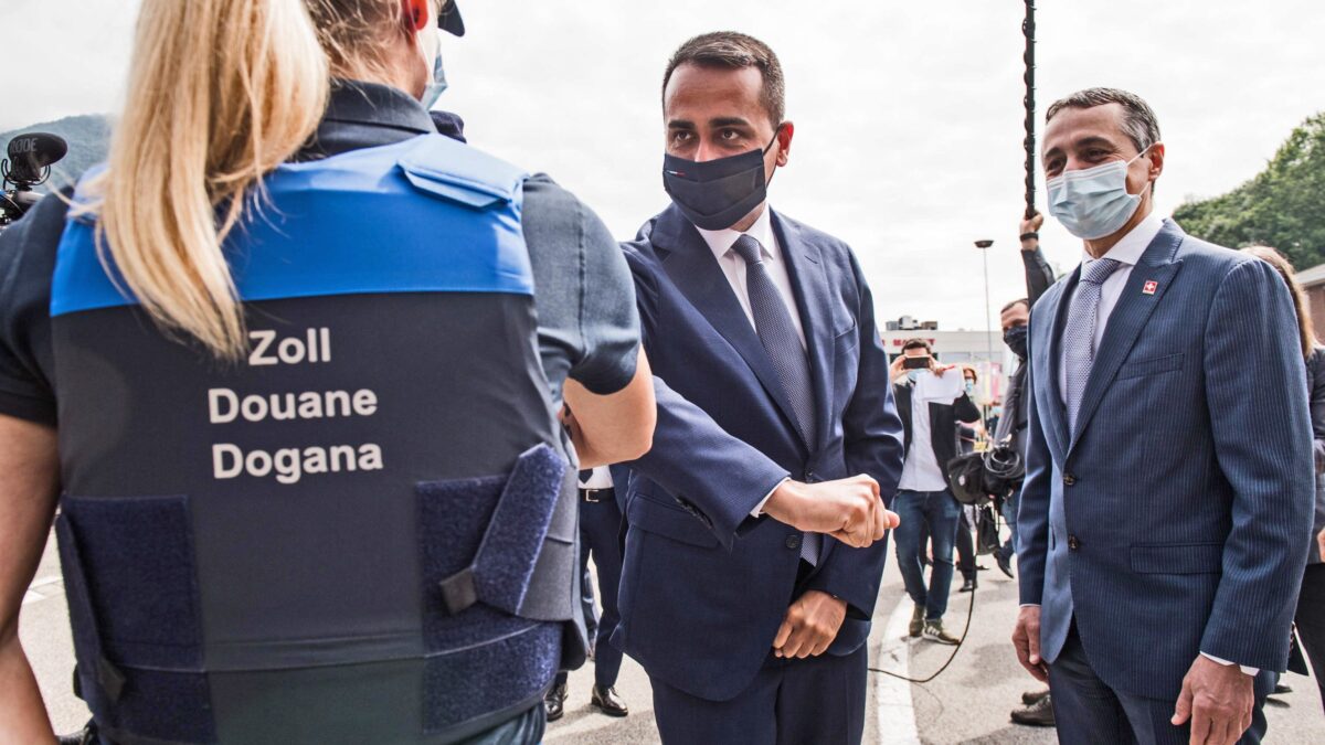 Di Maio in Svizzera con 12 auto blu e sul nodo frontalieri scarica il barile