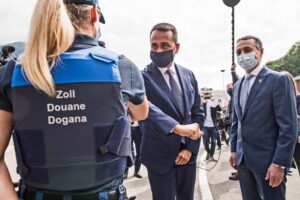 Di Maio in Svizzera con 12 auto blu e sul nodo frontalieri scarica il barile