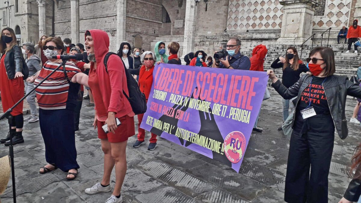 In Italia cala la richiesta di aborti. La sinistra infuriata scende in piazza