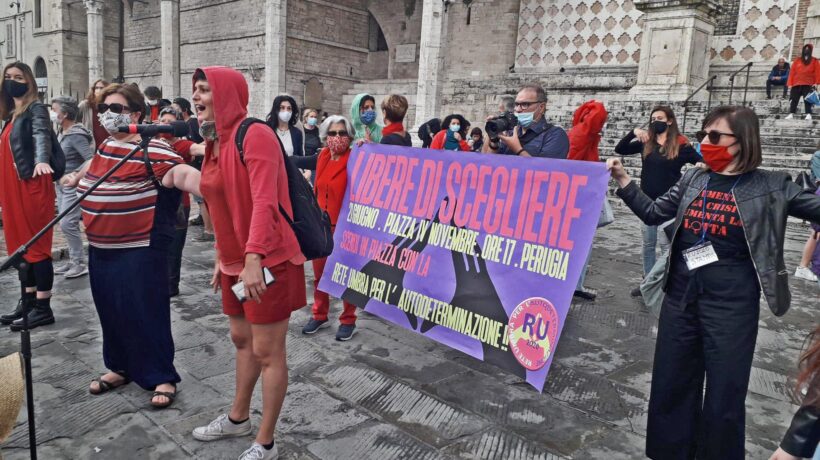 In Italia cala la richiesta di aborti. La sinistra infuriata scende in piazza