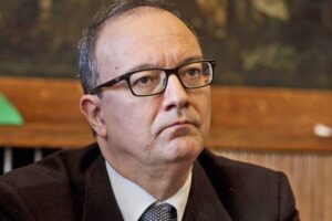La Carta proibisce le porte girevoli. Chi fa politica deve lasciare la toga