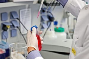 Il triplo azzardo dell’Italia sul vaccino