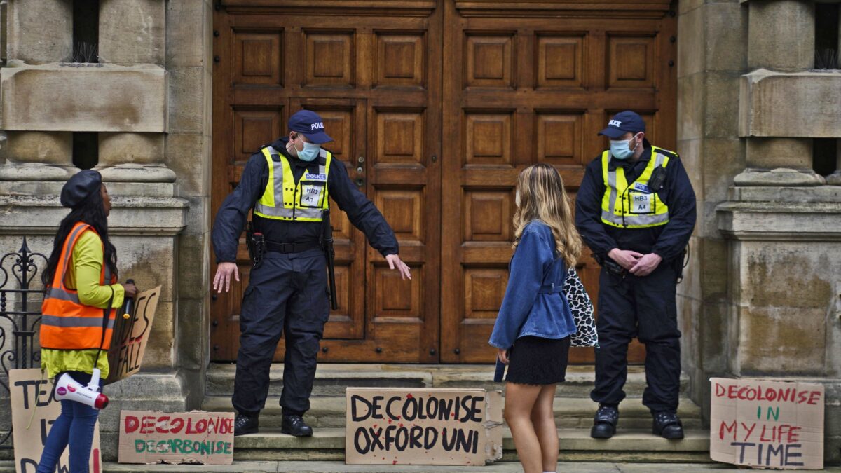 Delirio a Oxford: favori a chi si sente vittima