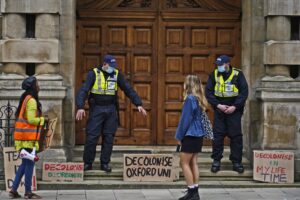 Delirio a Oxford: favori a chi si sente vittima