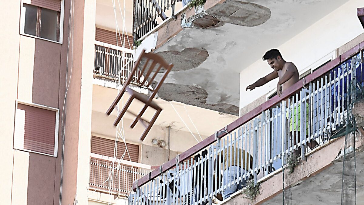 Rom infetti evadono dalla zona rossa. Scene di guerriglia a Mondragone