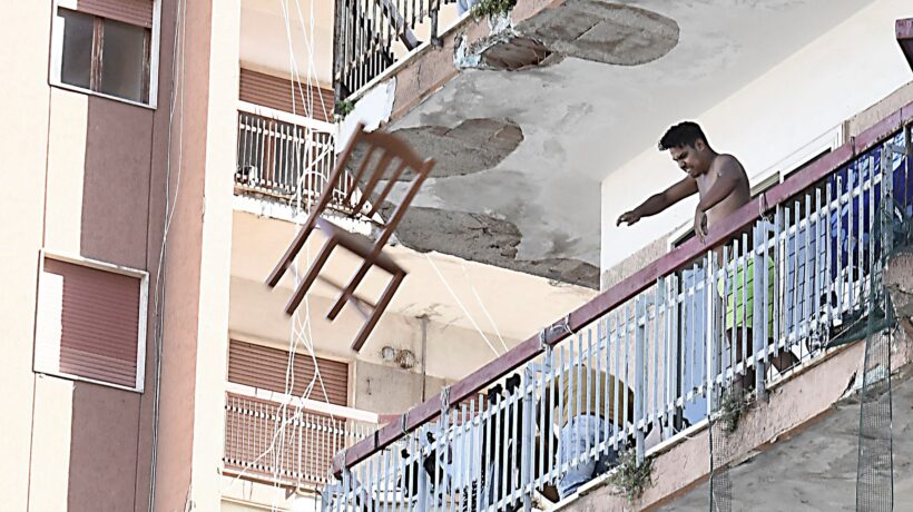 Rom infetti evadono dalla zona rossa. Scene di guerriglia a Mondragone