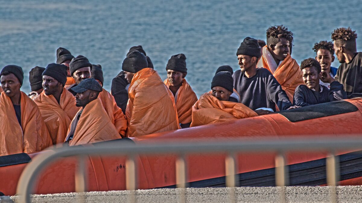 Lampedusa scoppia ma ne arrivano altri