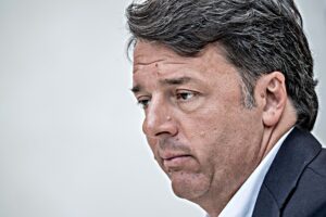 Giuseppi va a incensarsi alle Camere. E Renzi aizza l’applauso alla Merkel