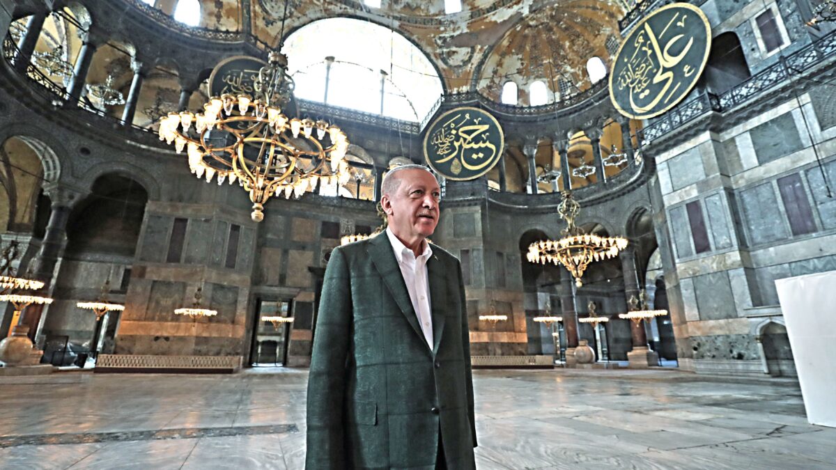 Erdogan compie la sottomissione islamica di Santa Sofia