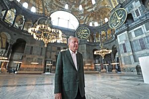 Erdogan compie la sottomissione islamica di Santa Sofia