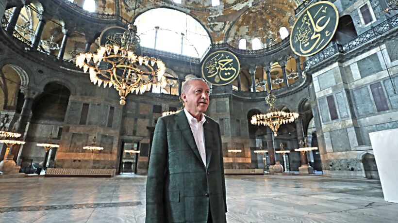 Erdogan compie la sottomissione islamica di Santa Sofia