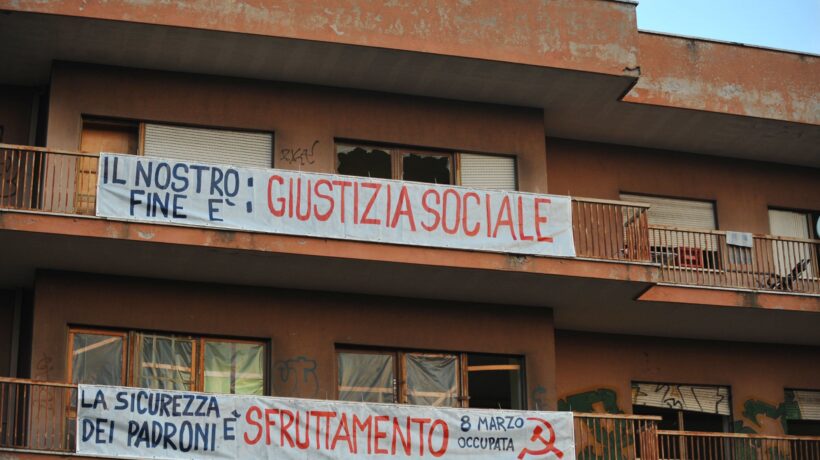 Il grande caos delle scuole costruite a metà