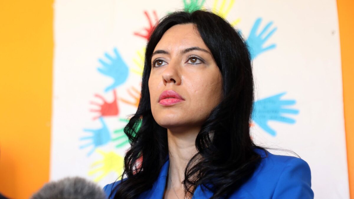 «Banchi a 300 euro». Ma sul Web ne costano 30