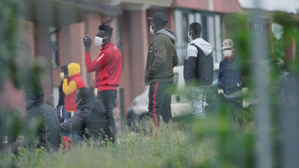 Migranti liberi di scappare dai centri. Da Nord a Sud allarme per gli infetti