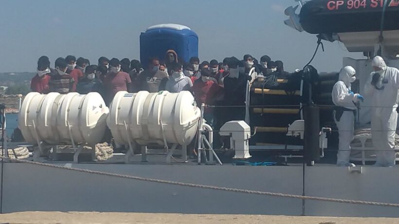 Lopalco: «Virus esigente, viaggia in prima»