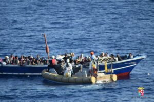 Voli chiusi ai bengalesi tanto arrivano sui barconi