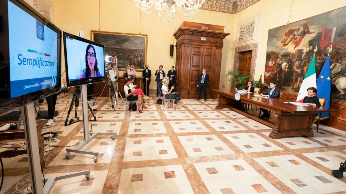 Per non mollare la poltrona Conte si aggrappa al virus e si conferma i pieni poteri