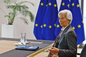 La Bce scommette sulle maxi fusioni e spinge a nozze sia Intesa che Mps