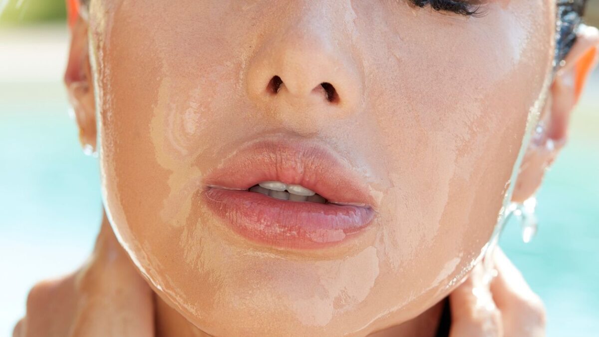 Labbra ghiacciate e lentiggini finte. Ecco i trend beauty dell’estate
