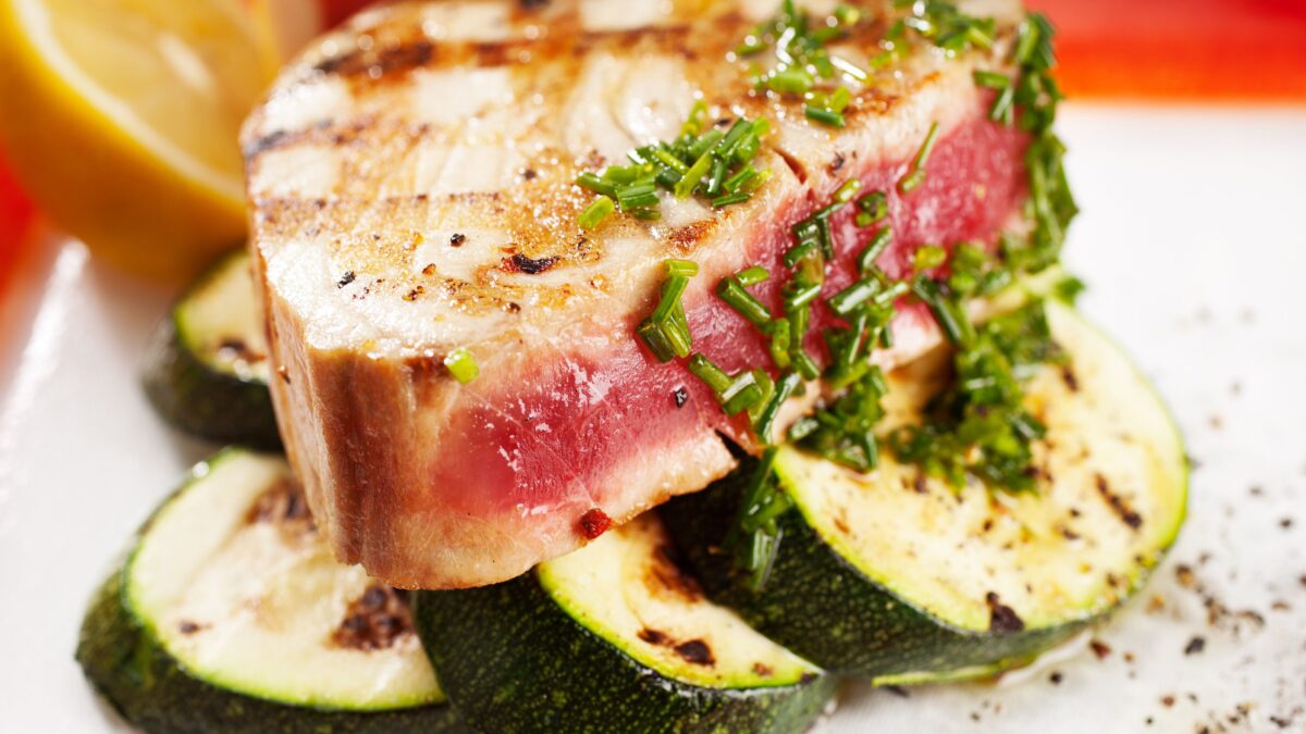 Cuciniamo insieme: tocchetti di tonno con zucchine, zafferano e menta