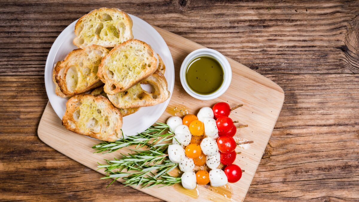 Cuciniamo insieme: spiedino di bufala con crostini, crema di alici e una quasi insalata russa