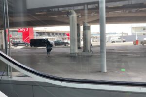 Tempi dilatati, aeroporti vuoti e autocertificazioni: cronaca di un volo tra Milano e Parigi