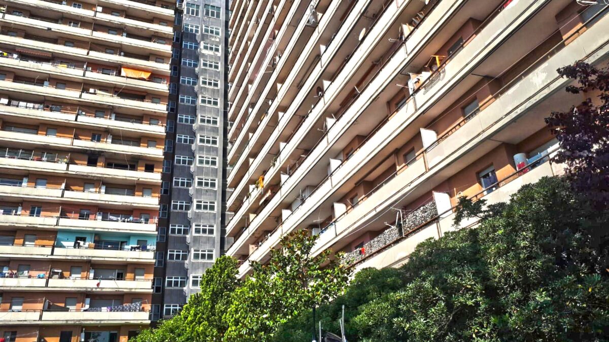 Porte girevoli all’hotel dei migranti infetti