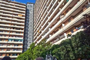Porte girevoli all’hotel dei migranti infetti