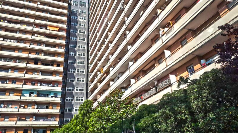 Porte girevoli all’hotel dei migranti infetti
