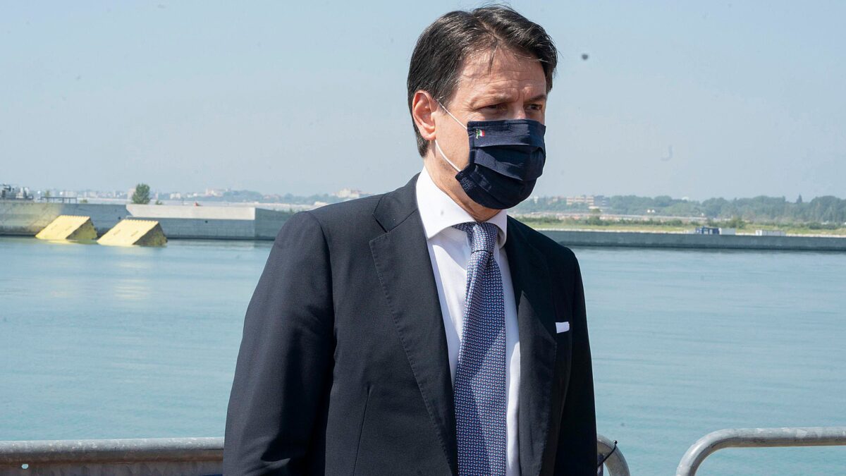 Conte si proroga i pieni poteri per chiuderci di nuovo  in casa