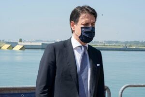 Conte si proroga i pieni poteri per chiuderci di nuovo  in casa
