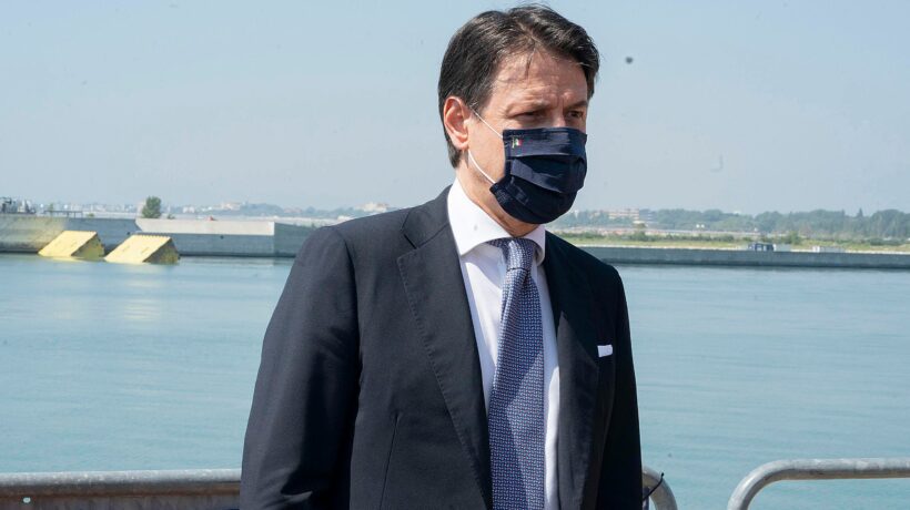 Conte si proroga i pieni poteri per chiuderci di nuovo  in casa
