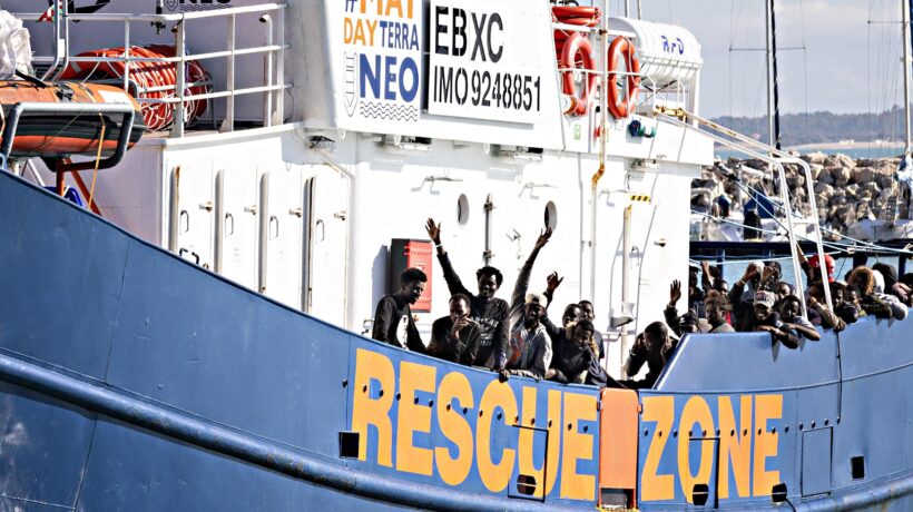 Fermiamo i voli da mezzo mondo, poi paghiamo milioni per i clandestini