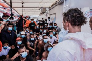 Il governo ora sparpaglia immigrati in tutta Italia fregandosene del contagio