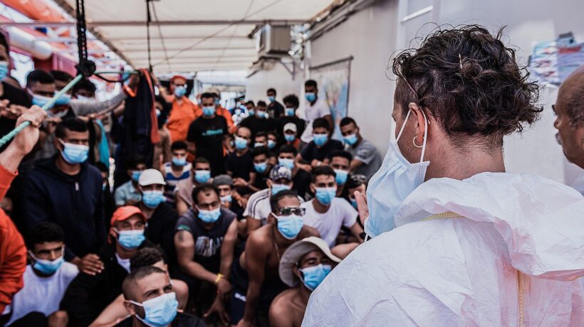 I romani in piazza contro la Raggi. «Ci portano gli infetti e non fa nulla»