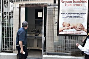 La sinistra contro le culle per la vita. In Italia solo 60 e sempre osteggiate