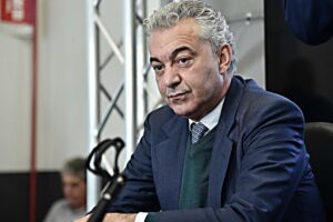 Arcuri e Azzolina dietro la lavagna per il pasticcio dei banchi di scuola