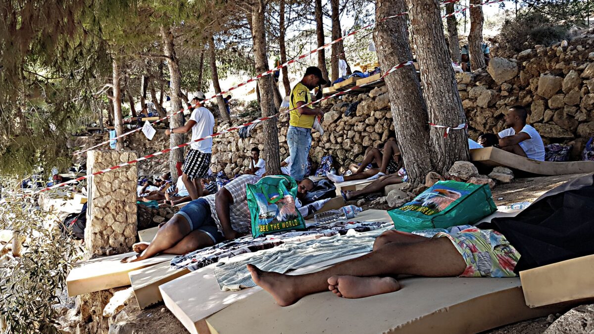 Sbarchi senza fine, Lampedusa è al collasso