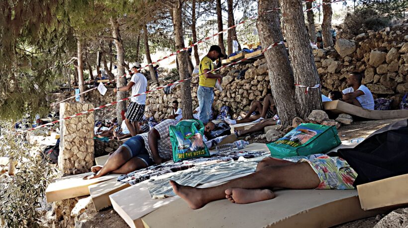Sbarchi senza fine, Lampedusa è al collasso