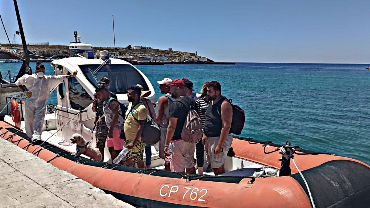 Clandestini in fuga dai centri a centinaia. A Conte non rimane che mandare i soldati