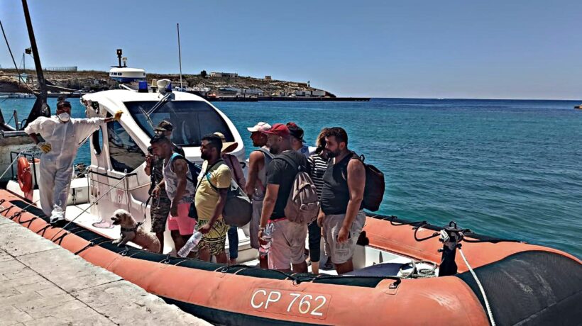 Clandestini in fuga dai centri a centinaia. A Conte non rimane che mandare i soldati