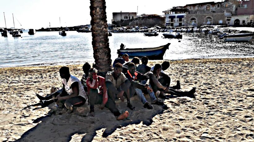Clandestini, altre fughe di massa. E i porti ora li bloccano i siciliani