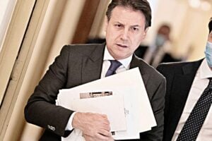 Conte proroga lo stato d’emergenza. Però i suoi gli proibiscono i Dpcm