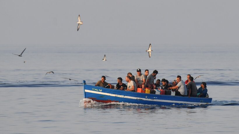 Continuano gli arrivi. I sindaci Pd-M5s non vogliono mollare sui divieti di sbarco