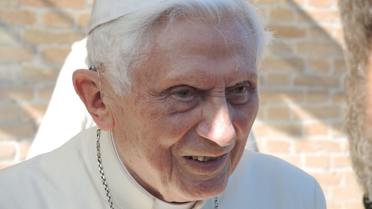 La Passione di papa Benedetto XVI. È muto per una infezione al viso