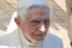 La Passione di papa Benedetto XVI. È muto per una infezione al viso