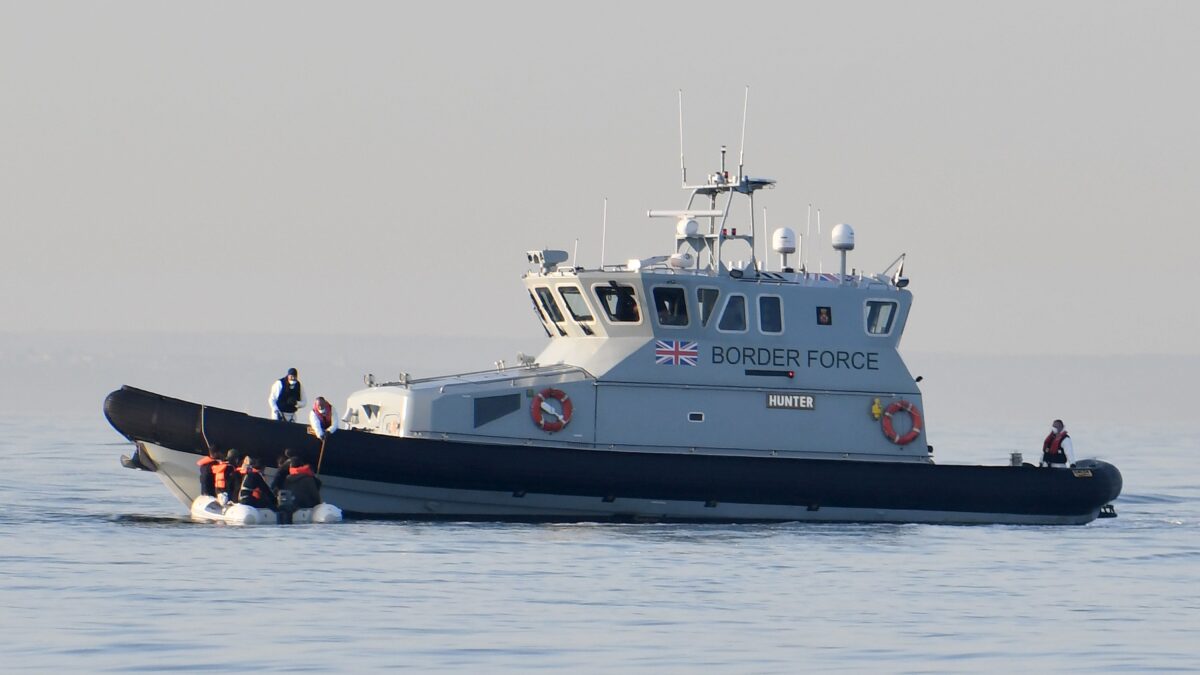 Che lezione di forza della Royal Navy ai buonisti pro Ong di casa nostra