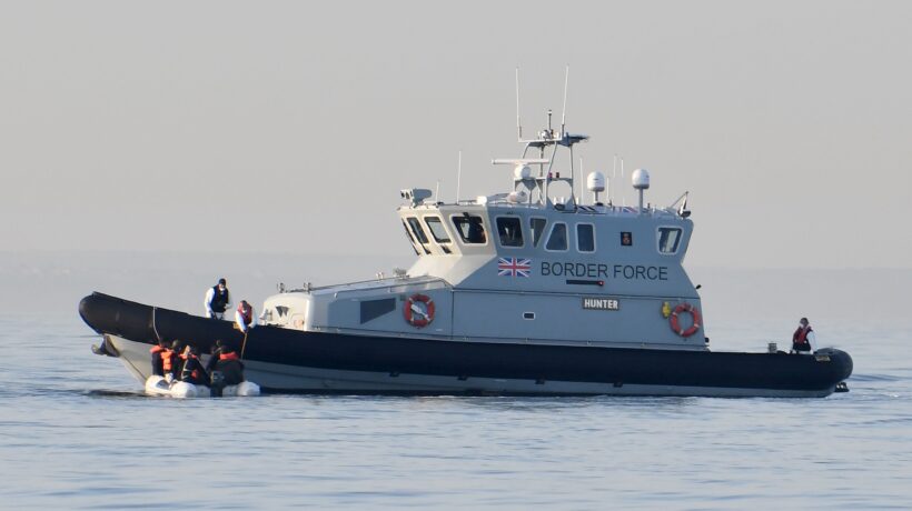 Che lezione di forza della Royal Navy ai buonisti pro Ong di casa nostra